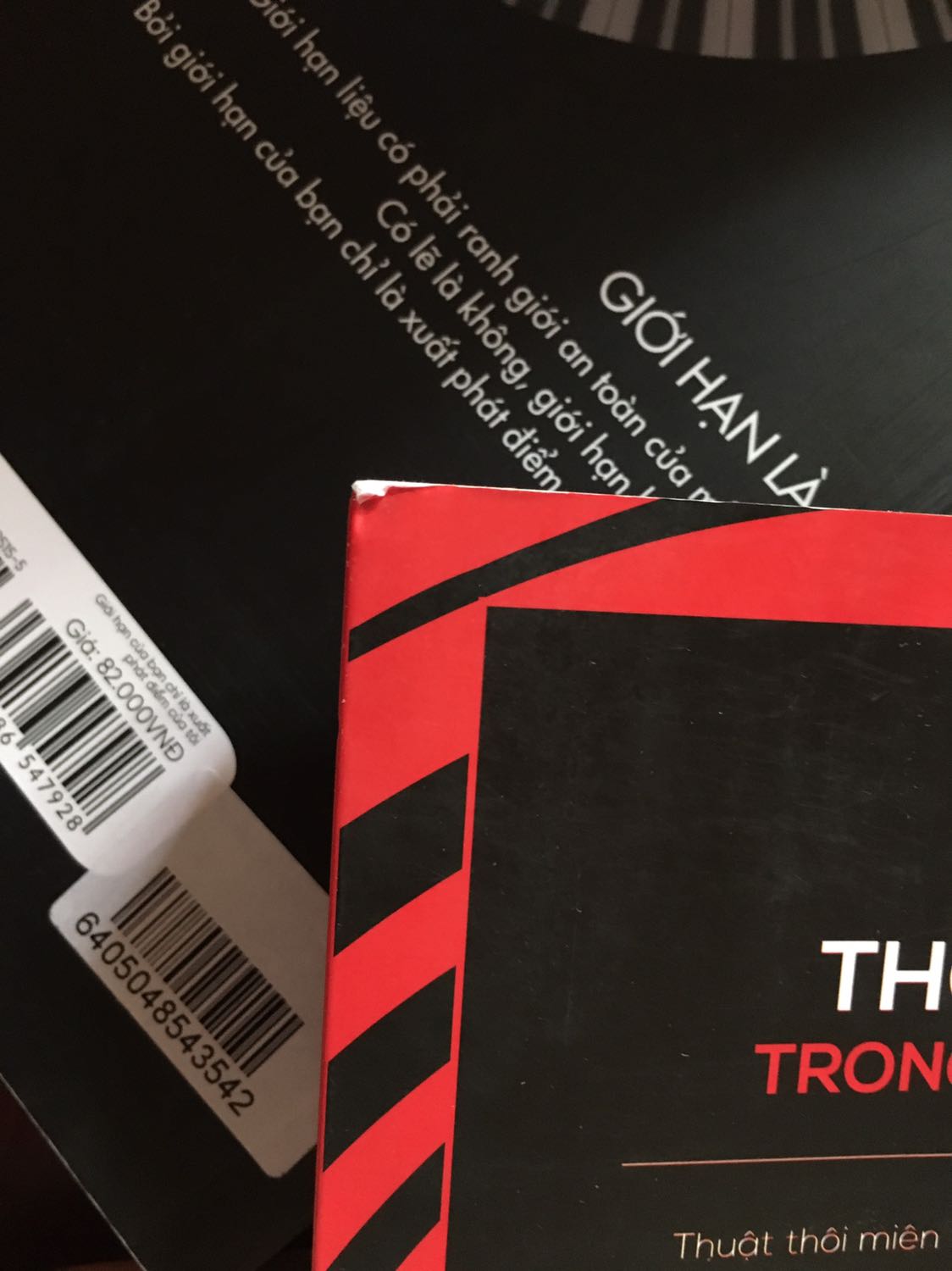 Shop gói hàng ẩu có mỗi một cái thùng nên sách về bị cong, méo, rách xíu và xước nhưng nội dung cuốn sách này rất hay mọi người nên mua nhá