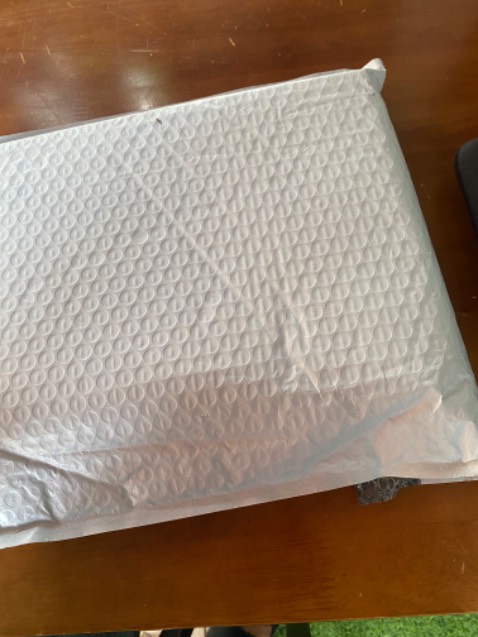 Sách nhìn bên ngoài thì đẹp. Có đóng gói bên ngoài, sách bên trong không bao bọc.