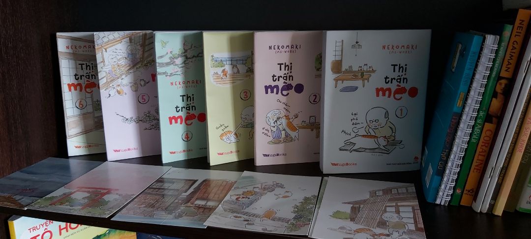 Bộ truyện tranh dễ thương kể về ông lão Daikichi  sống cùng chú mèo Tama sau khi vợ ông lão qua đời. Một người một mèo ngày ngày quấn quýt, bầu bạn bên nhau. Bộ sách chính là tập hợp những mẩu truyện về cs êm ả, bình lặng, trải qua bốn mùa của hai ông cháu.
Dịch vụ Tiki tiện lợi và thân thiện.