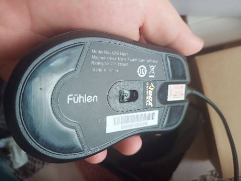 shop giao cho mình con chuột bị xước hết miếng di chuột  , và tem bảo hành ghi là tháng 6 mà mình mua chuột tháng 8 . mình muốn shop đổi 
cho mình  con khác