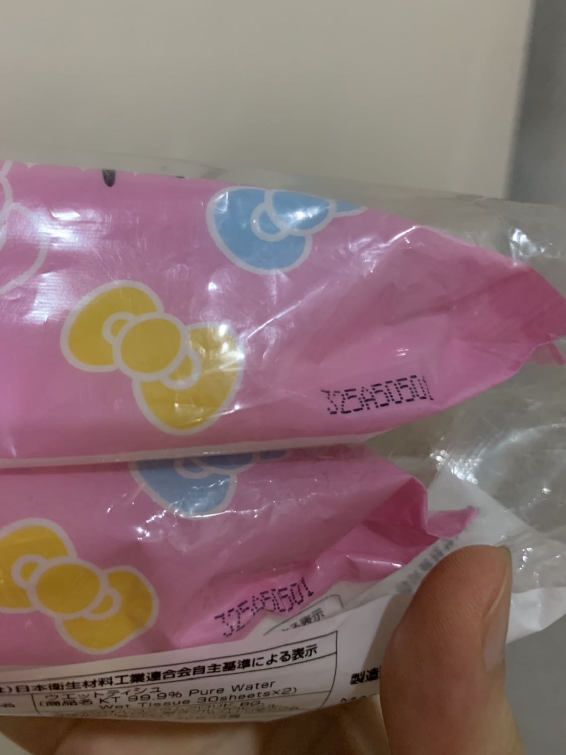 Mình nghiên cứu rồi đặt mua chứ chưa sử dụng liền nên chưa biết khi sử dụng sẽ như nào. Thời gian giao hàng khá chậm. Hàng giao như mô tả, đúng loại, đúng màu, nhìn dày dặn, chắc chắn.
Nhưng có 1 điều rất bực mình là hàng tặng là 2 bich khăn giấy đã hết hạn sử dụng. Thà đừng tặng chứ tặng như này thì như là tặng rác cho khách hàng rồi. 
Trong hình có chụp dòng chữ ngày sx trên bao bì là 325a50501 và có hướng dẫn đọc ngày sx bằng tiếng việt thì theo hướng dẫn là 3 năm từ ngày 25/11/2015 trong khi giao hàng cho mình là gần cuối tháng 12/2018. Mình nghiên cứu rồi đặt mua chứ chưa sử dụng liền nên chưa biết khi sử dụng sẽ như nào. Thời gian giao hàng khá chậm. Hàng giao như mô tả, đúng loại, đúng màu, nhìn dày dặn, chắc chắn.
Nhưng có 1 điều rất bực mình là hàng tặng là 2 bich khăn giấy đã hết hạn sử dụng. Thà đừng tặng chứ tặng như này thì như là tặng rác cho khách hàng rồi. 
Trong hình có chụp dòng chữ ngày sx trên bao bì là 325a50501 và có hướng dẫn đọc ngày sx bằng tiếng việt thì theo hướng dẫn là 3 năm từ ngày 25/11/2015 trong khi giao hàng cho mình là gần cuối tháng 12/2018.