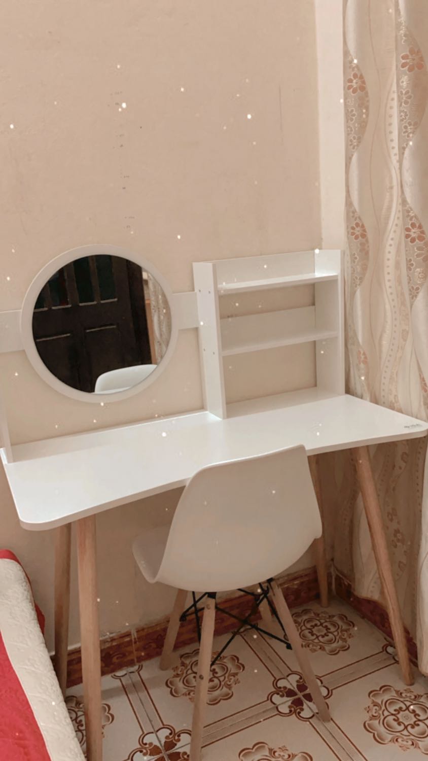 Qua 2 ngày đã nhận được hàng, bàn chắc chắn, đẹp y ảnh mẫu. Mình rất thích ^^ may quá gương k vỡ, tránh mất tgian đổi trả hihi
Tuy nhiên tờ hướng dẫn mình nhận dc là hd lắp tủ giày ? trong khi mua bàn trang điểm mn ạ, làm mình hơi băn khoăn chút sau đó tự lên youtube xem cách lắp. Ghế là mình mua rời ở nơi khác nha!