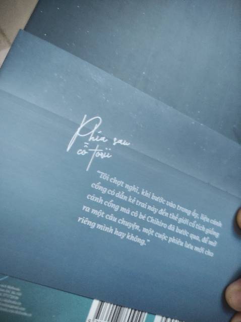 Sách giao hoả tốc siêu nhanh. Giá mua trên tiki rẻ hơn ở hiệu sách tầm vài chục nhưng nên tham khảo sách ở cửa hàng trước khi quyết định mua online nhé. Vì có thể đọc nhanh nội fung hay chủ đề có thích hợp hay không. Cuốn này về nước Nhật, nội dung hay và hình đẹp. Cho các bạn thích Nhật Bản đầy màu sắc và hoài niệm.