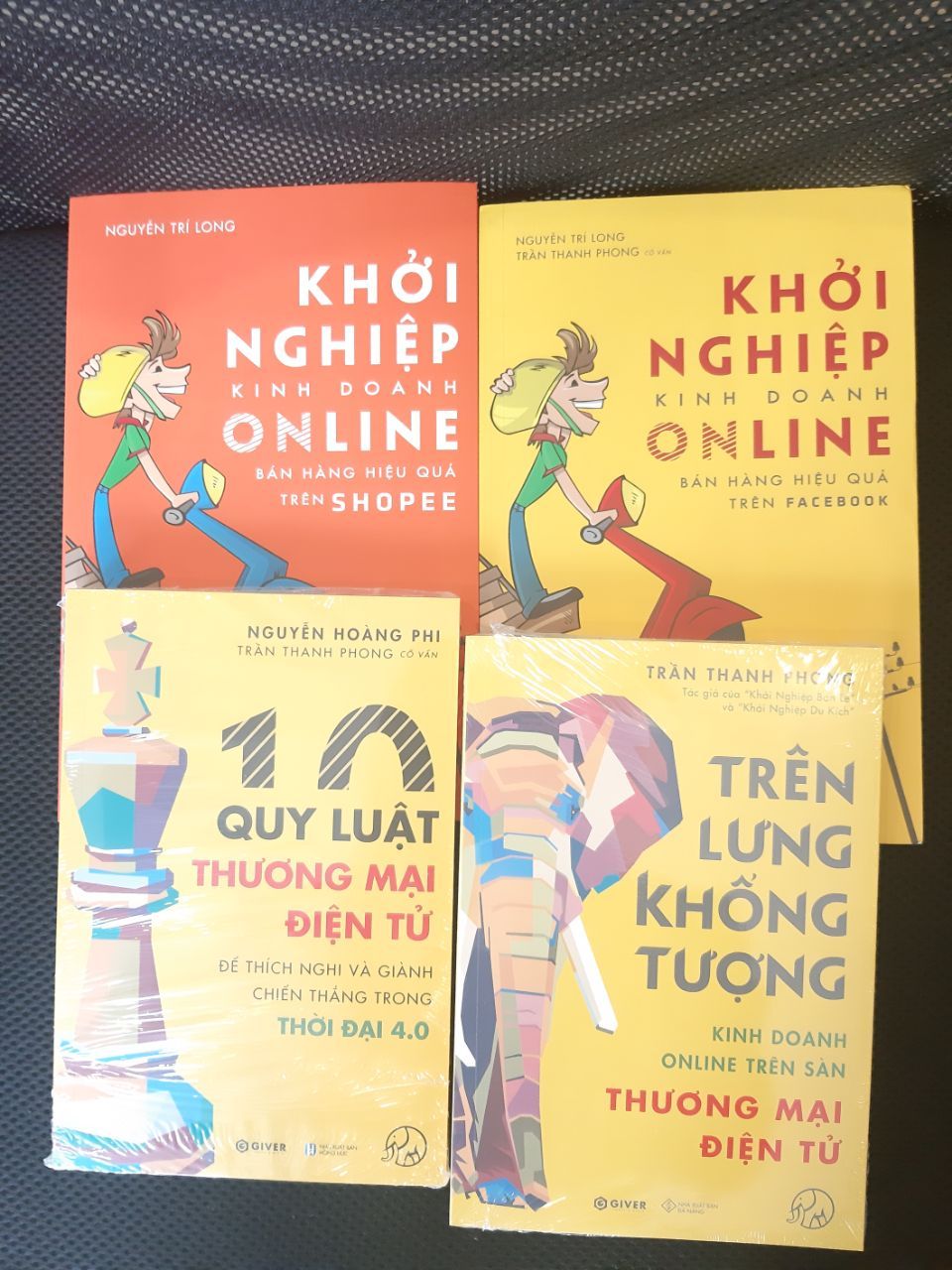 Mình chỉ tính mua cuốn 10 quy luật tmđt và trên lngw khổng tượng, ai ngờ thấy bộ khởi nghiệp kinh doanh online nên hốt luôn, mình có xem review sơ qua sách lẻ của kinh doanh online thấy khá phù hợp với mình và với thời đại kinh doanh online bây giờ. Sách đóng hộp rất đẹp. Thanks shop!