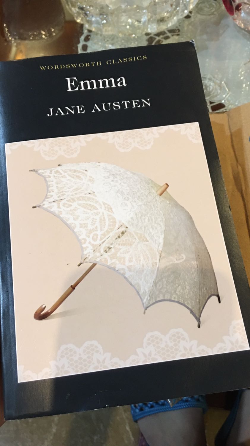 Mùi sách thì mới mà viền sách trông cũ quá. Bị sờn ấy :((( mình thì vừa nghiện đọc sách vừa nghiện chăm sách nhìn buồn quá đi. Thôi tạm cho 3 sao