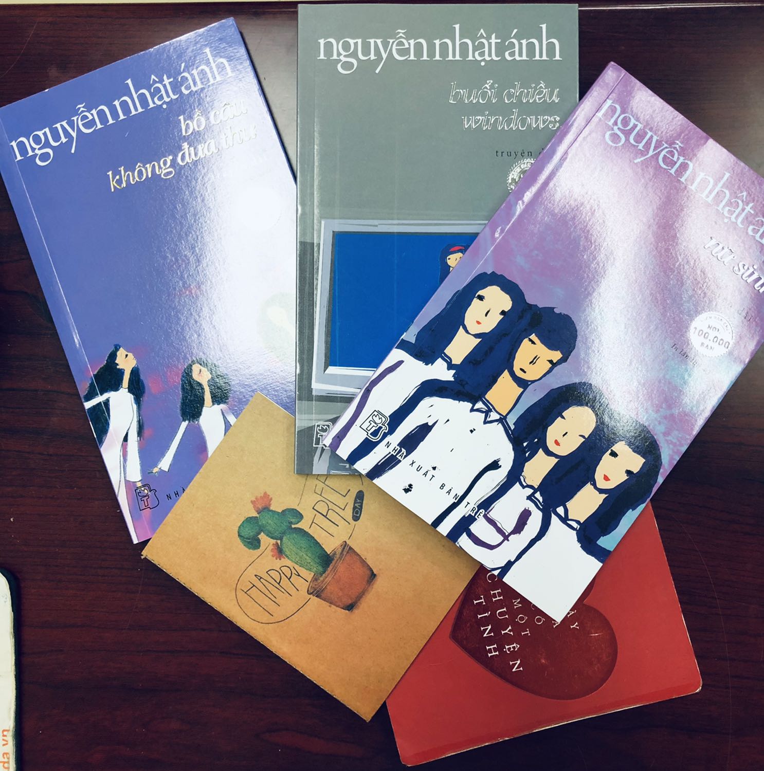 Sách được đóng gói cẩn thận, tặng kèm một sổ tay nhỏ xinh đáng yêu :)) về nội dung thì đã được giới thiệu viết về thời sinh viên, học trò. Đáng để đọc