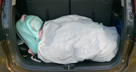 Hàng giao nhanh, xếp gọn trong túi. Rất dày dặn. Thấy dày hơn mấy bạt phủ của xe trong bãi.
Đổi lại, gấp gọn vẫn khá to. Có thể do mình gấp chưa đúng cách