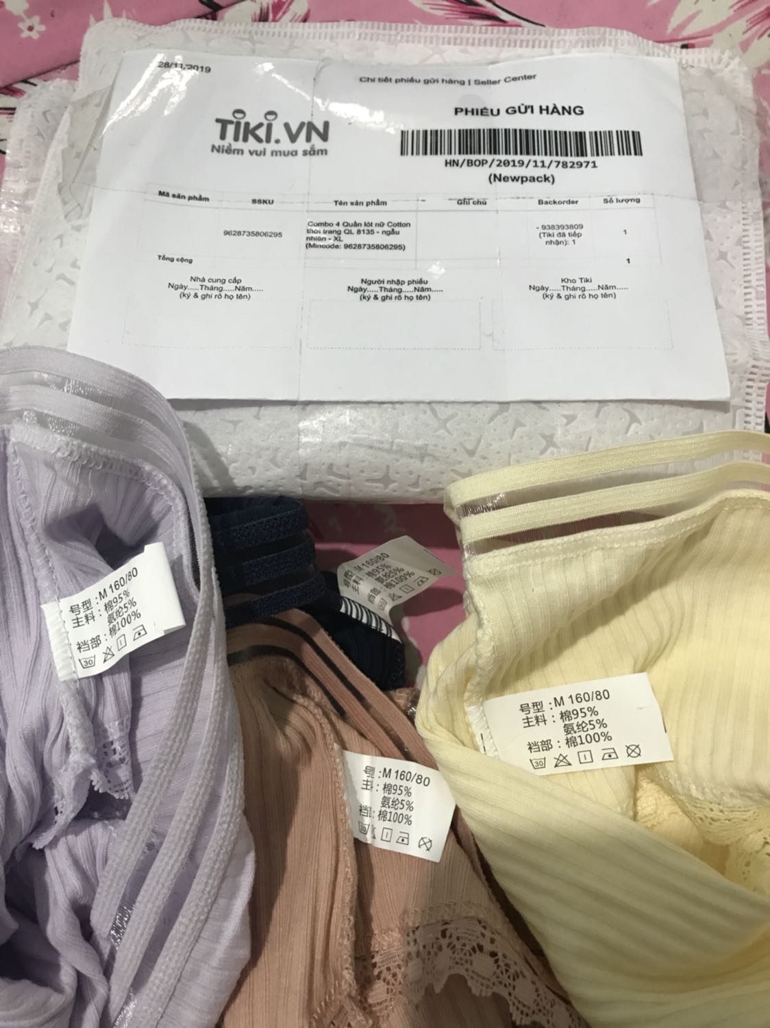 Bên ngoài ghi size XL, bên trong giao size M ai mà mặc được, nhân viên đóng gói không nhìn size à