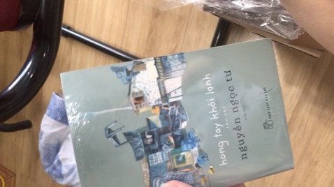 * điểm trừ:
- sách cong hẳn sang một bên nhìn như con tôm, xước đôi chỗ
- tiki bây giờ xịn xò quá bonus cho hẳn cái dính dính chỗ tên nhà xuất bản luôn =)))) bóc không ra mà còn bị xước
* điểm cộng
- giá sale rẻ, ổn (50k) giá gốc (90k)
- sách cô Tư nên yên tâm về nội dung
- có bookmark, có bọc sách chống bẩn
 * điểm chưa hài lòng
- sách quá mỏng ( dù biết sách cô Tư là mỏng )

mình cho 2 sao vì sale thì sale chứ không phải cứ sale là được bán sách xước cong cho khách, chê nha

ẢNH CUỐI LÀ KẾT QUẢ CỦA CHIẾC TÓC HAY GÌ GÌ ĐÓ CỦA TIKI NHA MỌI NGƯỜI, CẬY RA THÌ ĐỒNG NGHĨA VỚI VIỆC CÁI BÌA NHÌN NHƯ MỚ GIẺ LAU