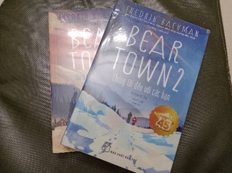 Hàng về nhanh, sách vô cùng đẹp, seal căng bóng, nhưng bị móp hơi nặng góc tập 1, nhưng mua với giá này thì quá ổn rồi, mình thấy nhiều bạn mua sách cũng bị trường hợp như thế này, mình mong các bạn sẽ cải thiện, đây là một tác phẩm mình vô cùng yêu thích, có lẽ sẽ quay lại mua tập 3, cảm ơn và mong bên đội ngũ khắc phục tình trạng này ạ. Vì giá trị của sách không những là nội dung, mà còn là bìa ấn phẩm, dàn trang, bookmark, chất lượng giấy,.. và hơn cả là thái độ và sự tôn trọng của đội ngũ dành cho khách hàng và những người hâm mộ cuốn sách này ạ, Các bạn ấy cũng như mình, cũng hy vọng nhận về một tác phẩm trọn vẹn để trải nghiệm. Nên mình mong đội ngũ sẽ cải thiện vấn đề này hơn.