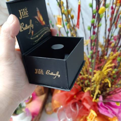 Quá xuất sắc, rất thơm, lại thơm lâu, hộp thì sang trọng.Giá cả hợp lý rất đáng đồng tiền