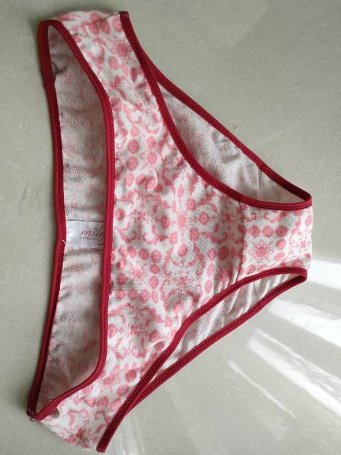 Vừa mặc đã đứt chỉ. Phía trước và sau. Vải thun giãn và mỏng. Lần đầu đặt hàng quần lót trên mạng do đã xem đánh giá tốt. Chưa bao giờ mua phải hàng tệ, không bằng quần xài 1 lần. Chỉ nên mua trên mạng khi đã dùng thương hiệu đó rồi. Bực vì bị ***