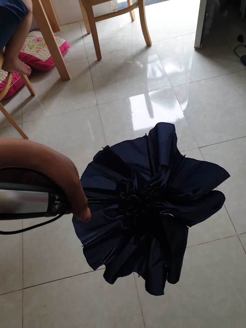 hàng chắc, đẹp, như hình. bấm lần 1 bung dù lớn, bấm lần 2 gấp dù lại nhưng để thu ngắn lại thì phải dùng lực ấn khá mạnh