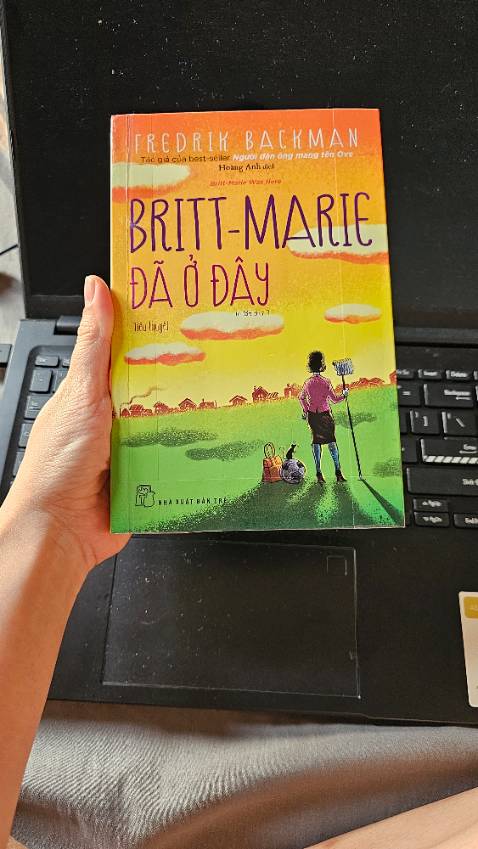 Nhẹ nhàng, sâu lắng, tất cả vừa vặn. Là ước mơ tự thể hiện mình của phụ nữ. Đây là câu chuyện về rất nhiều cái lần đầu của Britt-Marie khi bước khỏi vùng an toàn của mình để trải nghiệm những hành động mới mẻ. Mình thích kết truyện, sau hết phụ nữ không nhất định cứ phải sống vì niềm vui của chồng con mà là vì sự tự do trong ý chí cũng như đời sống.
Tổng quan, mình thấy hơi đuối khi so sánh với ông Ove, bà ngoại, kẻ lo âu lo. 
Giao hàng 2h. Sách đủ seal, bookmark và đc bọc chống sốc kỹ đến mức phát cáu khi phải lột mười mấy lớp nilong bong bóng.
Toàn bộ đơn 5 sao, nếu có nhiều hơn mình cũng sẽ rate.