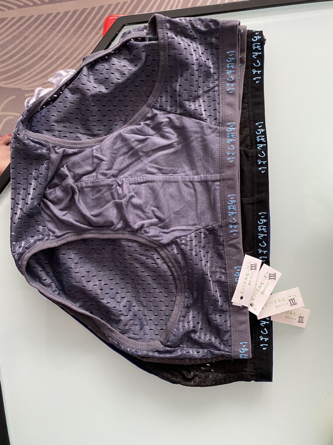 đặt combo  4 xxl mà shop giao 2xxl 2 xl là sao , hết hàng xxl thì shop nên báo , k thể giao hàng k có trách nhiệm vậy đc , giờ đổi hàng thì ai sẽ chiu chi phí ship , mong tiki hợp tác những shop có trách nhiệm giao đúng hàng đúng size đg để khách hàng gặp vấn đề như vầy đặt combo  4 xxl mà shop giao 2xxl 2 xl là sao , hết hàng xxl thì shop nên báo , k thể giao hàng k có trách nhiệm vậy đc , giờ đổi hàng thì ai sẽ chiu chi phí ship , mong tiki hợp tác những shop có trách nhiệm giao đúng hàng đúng size đg để khách hàng gặp vấn đề như vầy