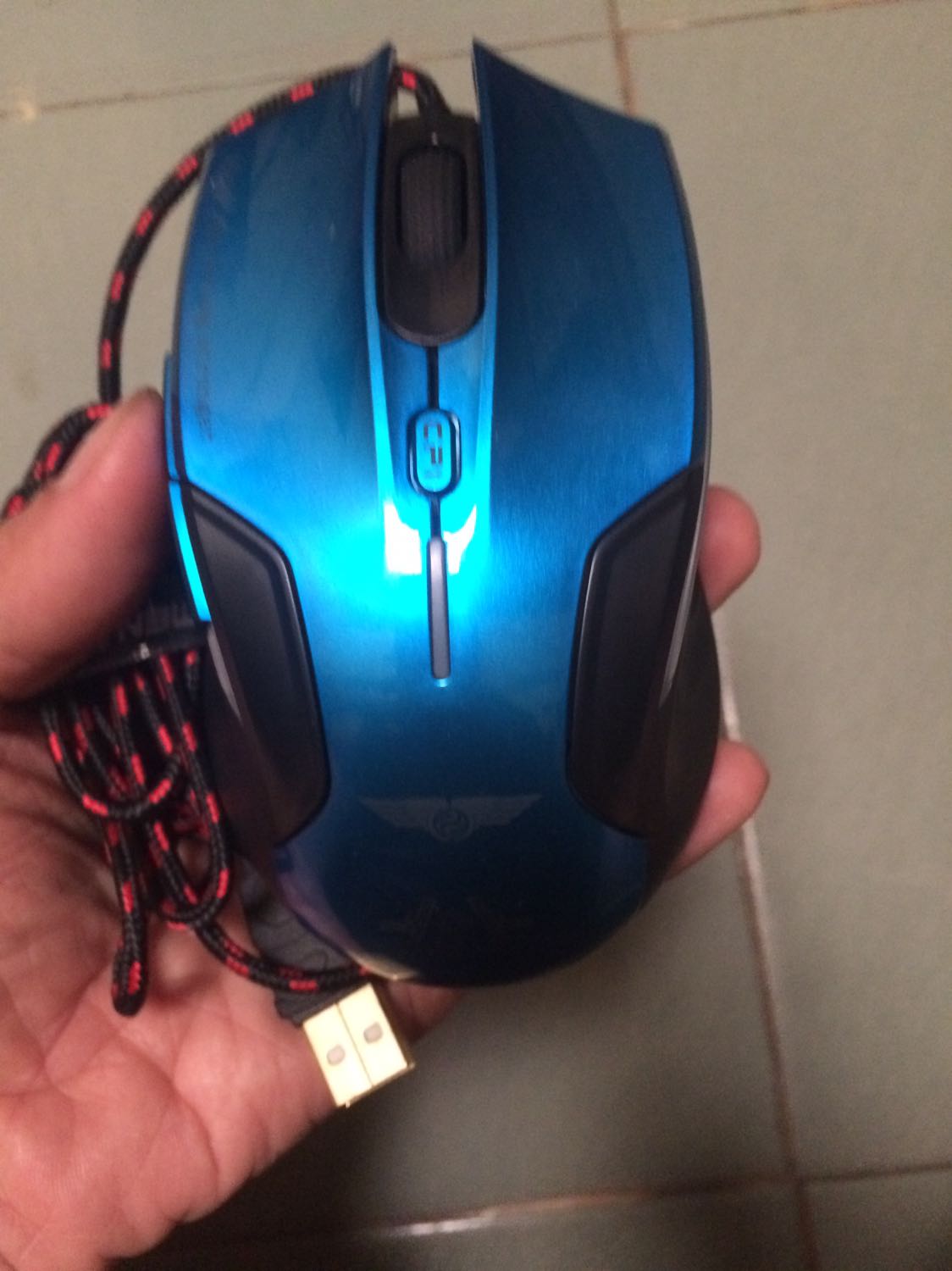 Nhận được hàng kiểm tra chuột rất ok nhưng không thấy dán tem bảo hành, liên hệ shop thì không thấy phản hồi.