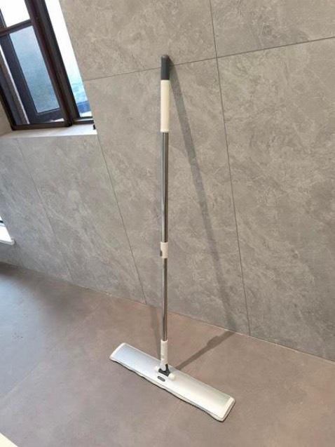 Trước đó đã mua 1 cây loại 40cm của shop nên giờ quay lại mua thêm thì thấy có cây 50cm nè, chỉ thêm 10k thôi mà cái bản lau cảm giác to gấp đôi á. Chất lượng thì khỏi bàn ròi vì chim ưng nên mới quay lại mua chớ hehe. Đợt trước thì được tặng kèm 1 chổi cọ tolet, đợt này mua được tặng thêm 1 bông lau thay thế, cái này mình thấy rất cần thiết và tiện, không phải mua thêm. Shop tâm lý dã man, mua cái gì cũm được tặng hết á. Chúc shop làm ăn phát đạt, phổ biến thương hiệu cũng như sản phẩm đến nhiều khách hàng hơn nữa nhé! Sản phẩm tốt nên được nhiều người biết đến hơn