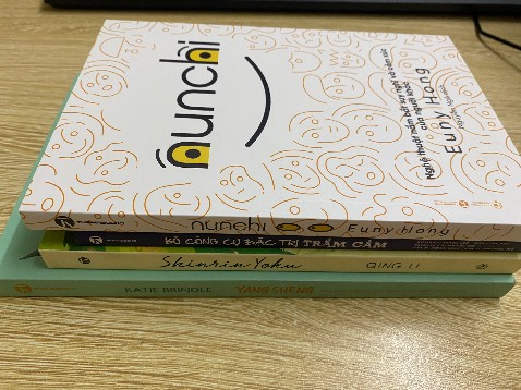 Sách được bọc nylon ở ngoài nên được bảo quản khá tốt