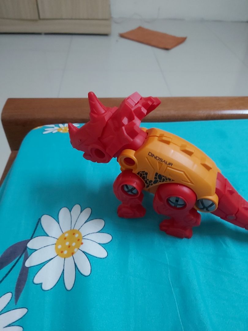 khủng long khá đẹp. gia hàng uy tín. nhưng các con ốc hay rơi ra. không có ốc dự trữ cho bé chơi.