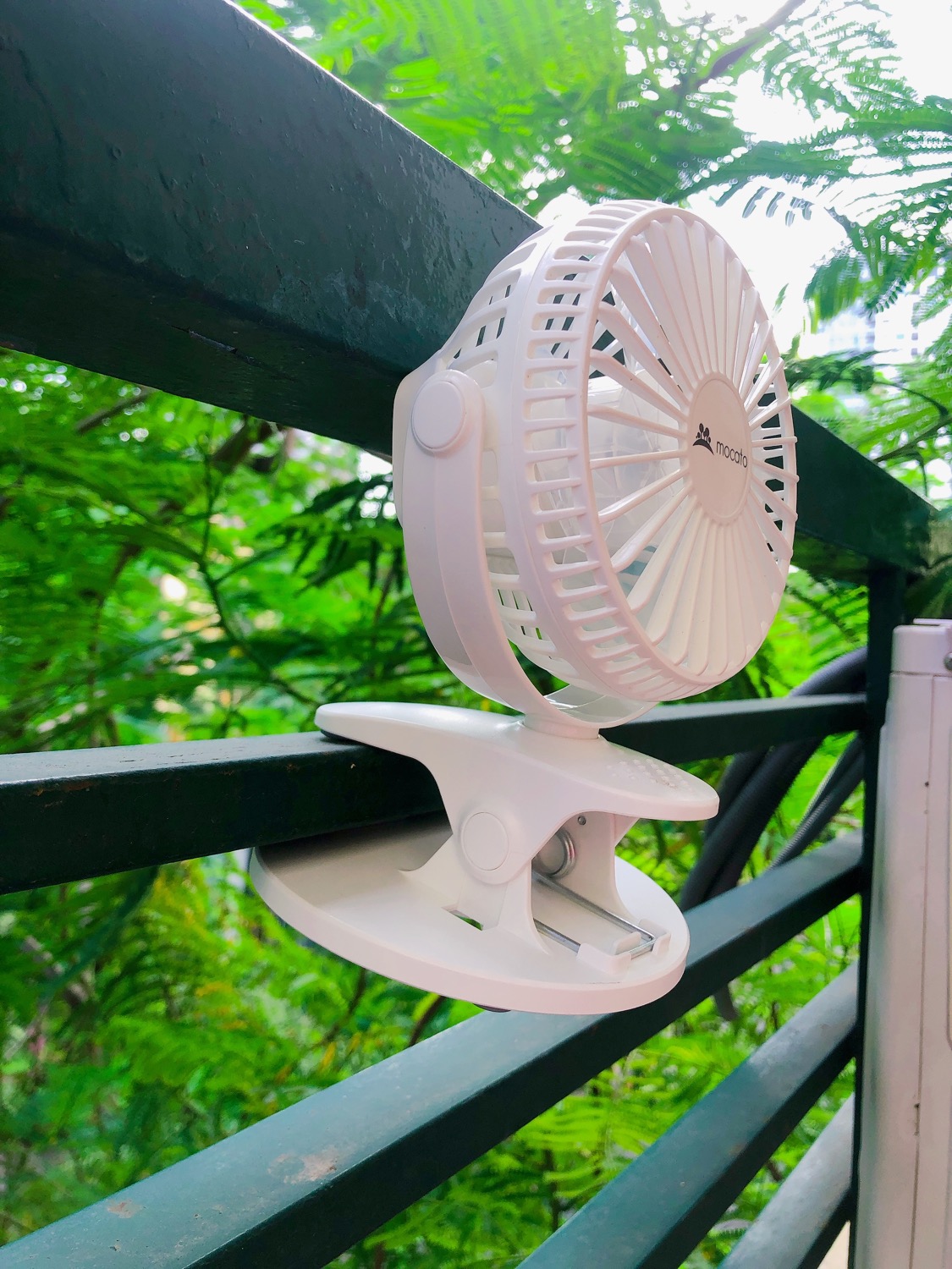 Quạt rất mát, nhỏ nhỏ gọn gàng mang đi làm tiện. Kẹp chắc chắn. Mình đặt màu trắng thấy rất đẹp. Mang ra ban công ngồi cũng tiện tại kẹp được.
Nói chung là ưng, đáng đồng tiền