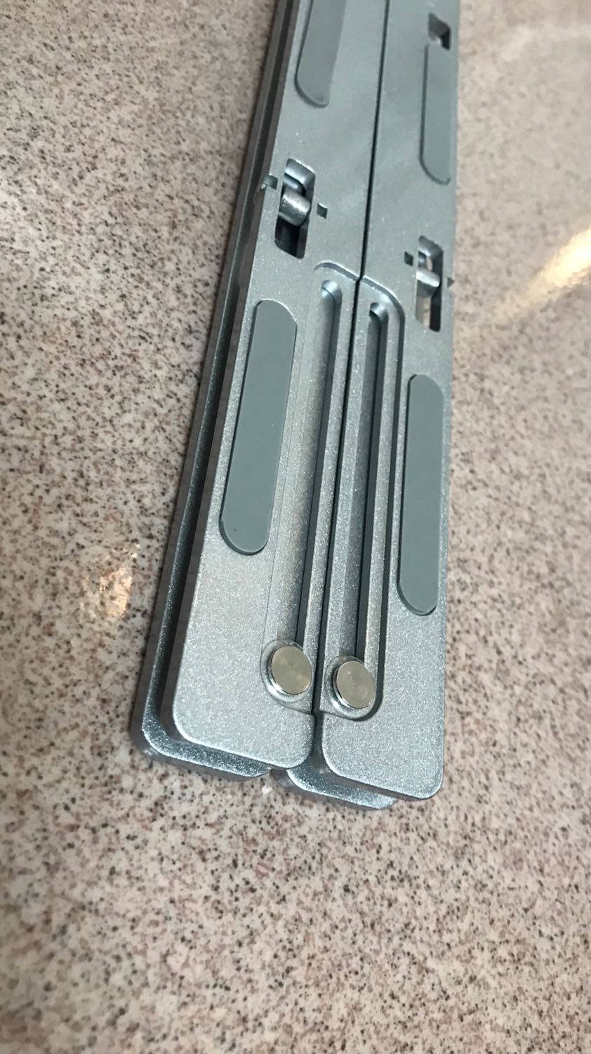 Sản phẩm không đúng như mô tả. Shop gửi cho mình sản phẩm bằng sắt pha chứ khổng phải nhôm, mình cầm thấy nặng lấy nam châm thử thì đúng bằng sắt. Sản phẩm cập kênh không chắc chắn. Thật sự thất vọng. Đề nghị shop đổi đúng sản phấm hoặc hoàn tiền!