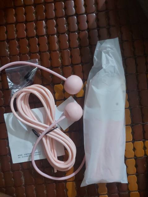 Dây nhảy đẹp, tay cầm có chống trượt rất chắc chắn, màu đẹp giống hình shop đăng,  mua dùm bạn khen quá trời, nên mua nha mọi người.