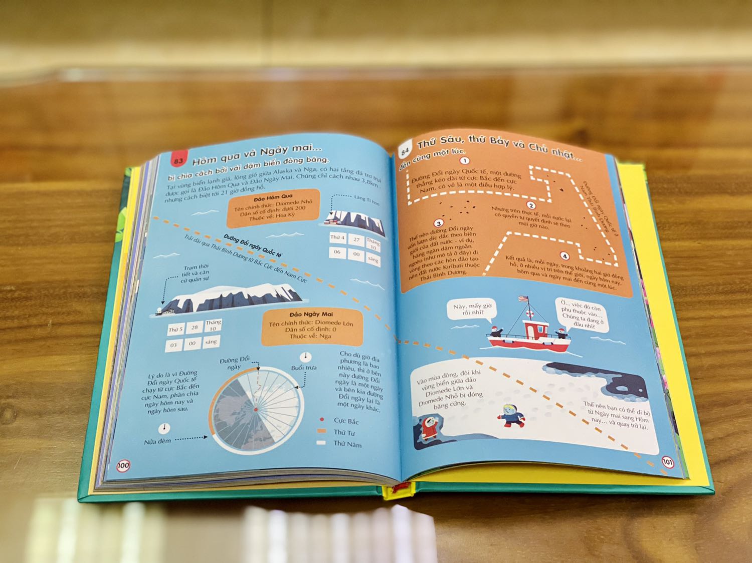 - Mình đặt 2 quyển 100 bí ẩn đáng kinh ngạc về trái đất và lịch sử. Cả 2 quyển đều có bìa cứng, khổ vừa, in màu toàn bộ; ảnh minh họa sinh động, trực quan và rất đáng yêu. Bìa sách bắt mắt, chất lượng giấy tốt. Về nội dung mình thấy sách trình bày tốt, cung cấp nhiều kiến thức hữu ích và thú vị. 
- Fahasa đóng gói thật sự cẩn thận và chắc chắn, sách ngoài được bọc chống sốc, mỗi quyển còn được bọc màng co phẳng phiu. Đơn lần này mình săn sale nên đặt được một lúc 5 quyển ưng ý. Tuy nhiên mình không hài lòng về giờ giao hàng của Fahasa (hoặc đối tác vận chuyển), đơn dự định giao vào thứ 6 nhưng đến tận 19:30 tối thứ 7 mới giao cho mình. Giao ngoài giờ hành chính và muộn như vậy nhưng không một thông báo nào cả. Trên app Tiki vẫn thể hiện đơn hàng giao vào thứ 6? Mình không hiểu lý do tại sao.