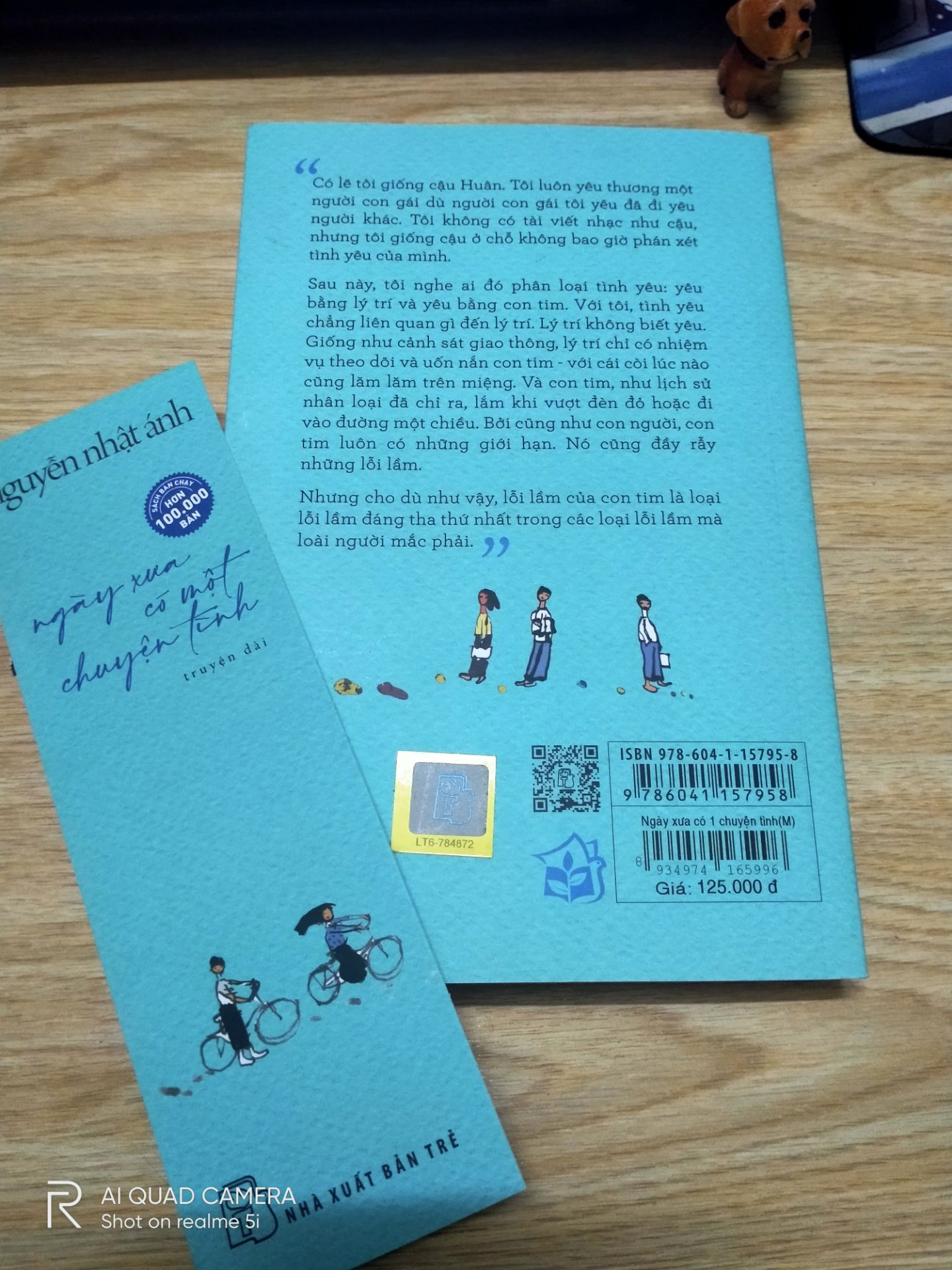 Giao hàng phải nói là siu nhanh luôn, ms đặt tối hqua mà trưa mai là giao r, sản phẩm không bị móp méo có điều bị gập giấy như ảnh ? Do mình mua sách ở tiki cũng nhiều r nên khá yên tâm mà giá lại rất rẻ so với giá trên sách ghi. Dù chưa đọc hết nhưng cảm thấy sách rất hay nhé, ai thích mắt biếc thì nên mua vì nó khá giống mắt biếc. Ai mua sách thì nên mua ở Tiki nhé vì nó rẻ hơn các app mua hàng khác nhiều ??