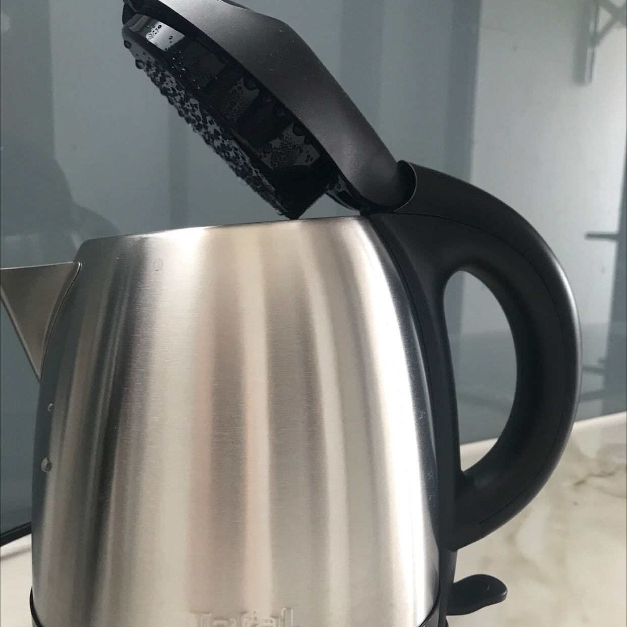 Nhanh sôi, không ồn ào. Thiết kế nhỏ, gọn, thích hợp với gia đình ít người, tay cầm chắc chắn