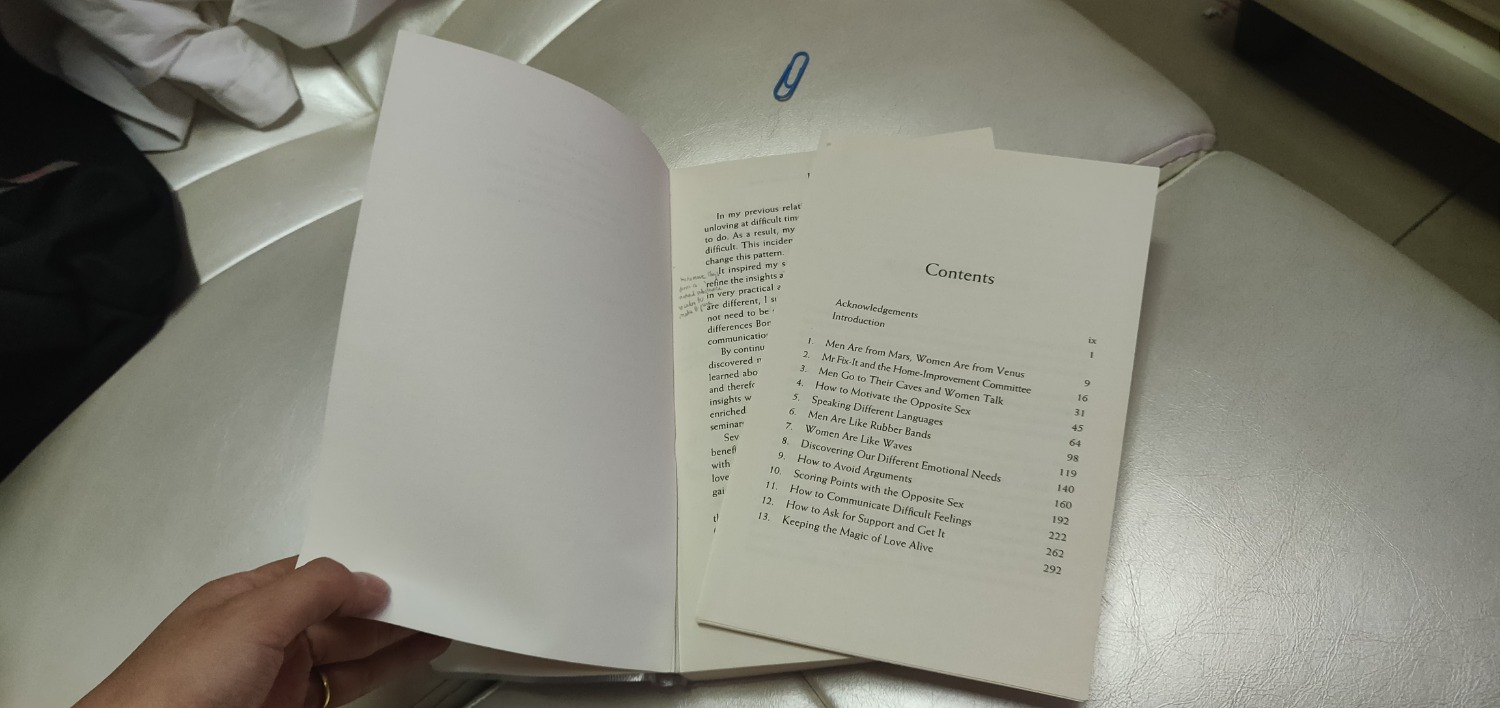 Mình mua sách được hơn tháng, tuần rồi mới có thời gian lâý ra đọc. Nhưng vừa đọc được vài trang thì từng trang cứ bung ra. Bây giờ mình ko biết phải làm sao, vì càng lật trang mới thì giấy càng bị bung ra, mình đang phải lấy ghim giấy cố định  những  trang  bị  bung ra  khỏi gáy sach. Quá thất vọng với chất lượng sách,, luôn ủng hộ tiki khi cần mua sách, nhưng lần này chắc phải suy nghĩ lại.