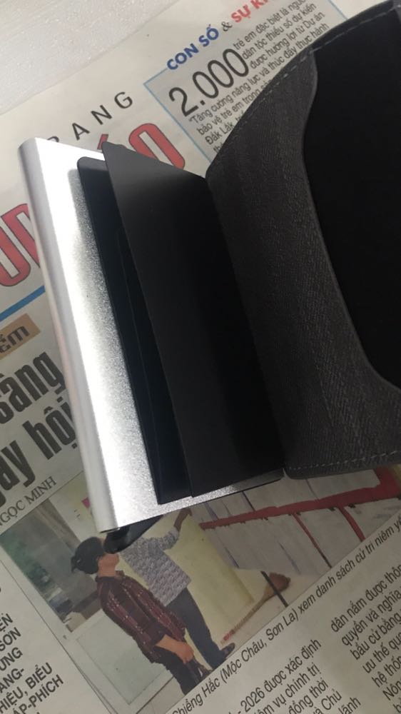 Ví kim loại chắc chắn bền bỉ. Nhỏ gọn tiện lợi. Cầm vừa tay. Nhét được nhiều thẻ lắm. Cơ cấu giư chắc chắn không làm rơi mất thẻ. Khi cần lấy thì ấn vào vị trí đẩy thẻ ra là lấy được thẻ rồi rất tiện lợi vỏ da nhìn sang trọng và để được tiền mặt nữa. Kích thước nhỏ gọn. Sản phảm hay và hữu ích.