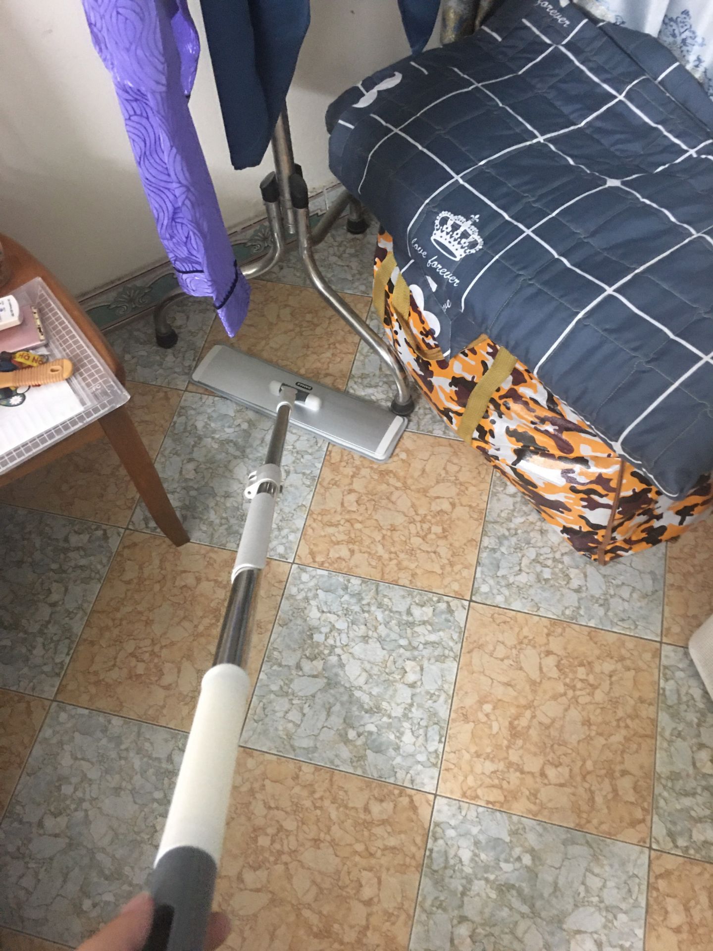 1. Ưu điểm:
- Cây làm bằng kim loại thép nên cần cực chắc chắn
- Bản lau to, lau nhà dọn dẹp nhanh chóng
- Bông lau mềm mịn, lau sạch, không bị bết
- Độ dài cây lau khá dài, dễ di chuyển
- Các khớp nối trơn tru, linh hoạt xoay 360 độ
2. Nhược điểm:
- Chỉ có 1 miếng lau đi kèm thui huhu
- Miếng lau dạng dán nên phải giặt bằng tay nè

Hỏa tốc của Tiki luôn uy tín, giao trước cả 2h ấy, đóng gói cẩn thận, kết cấu chắc chắn.