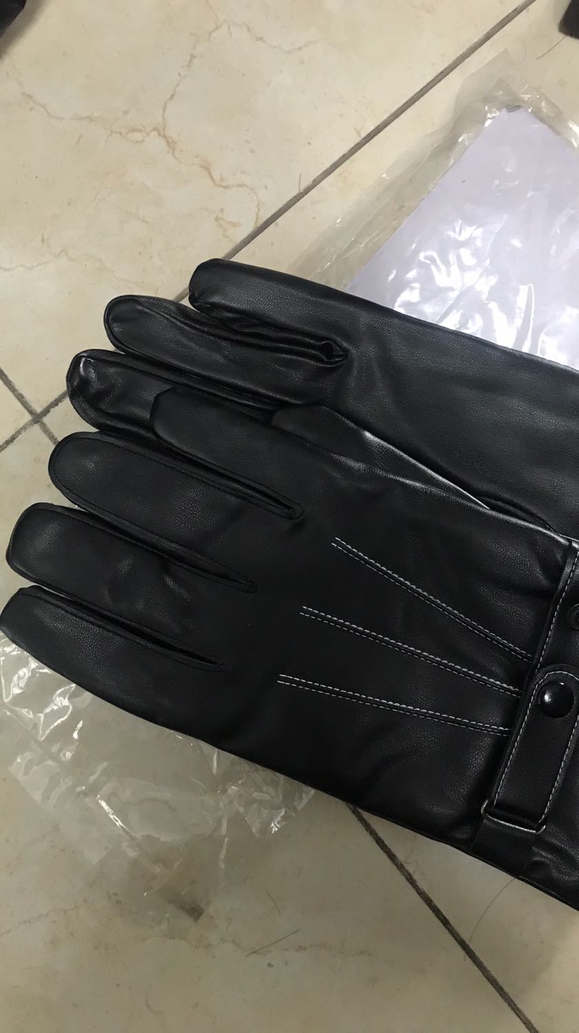 Găng tay da quá chất luôn. Chắc chắn, độ co giãn cao. Lớp nhung lông bên trong tạo cảm giác đeo bó sát từng ngón, rất ấm vào không có cám giác bị vướng bỏi các mép da thừa. Dùng quá là ok luôn. Sản phẩm đáng mua.