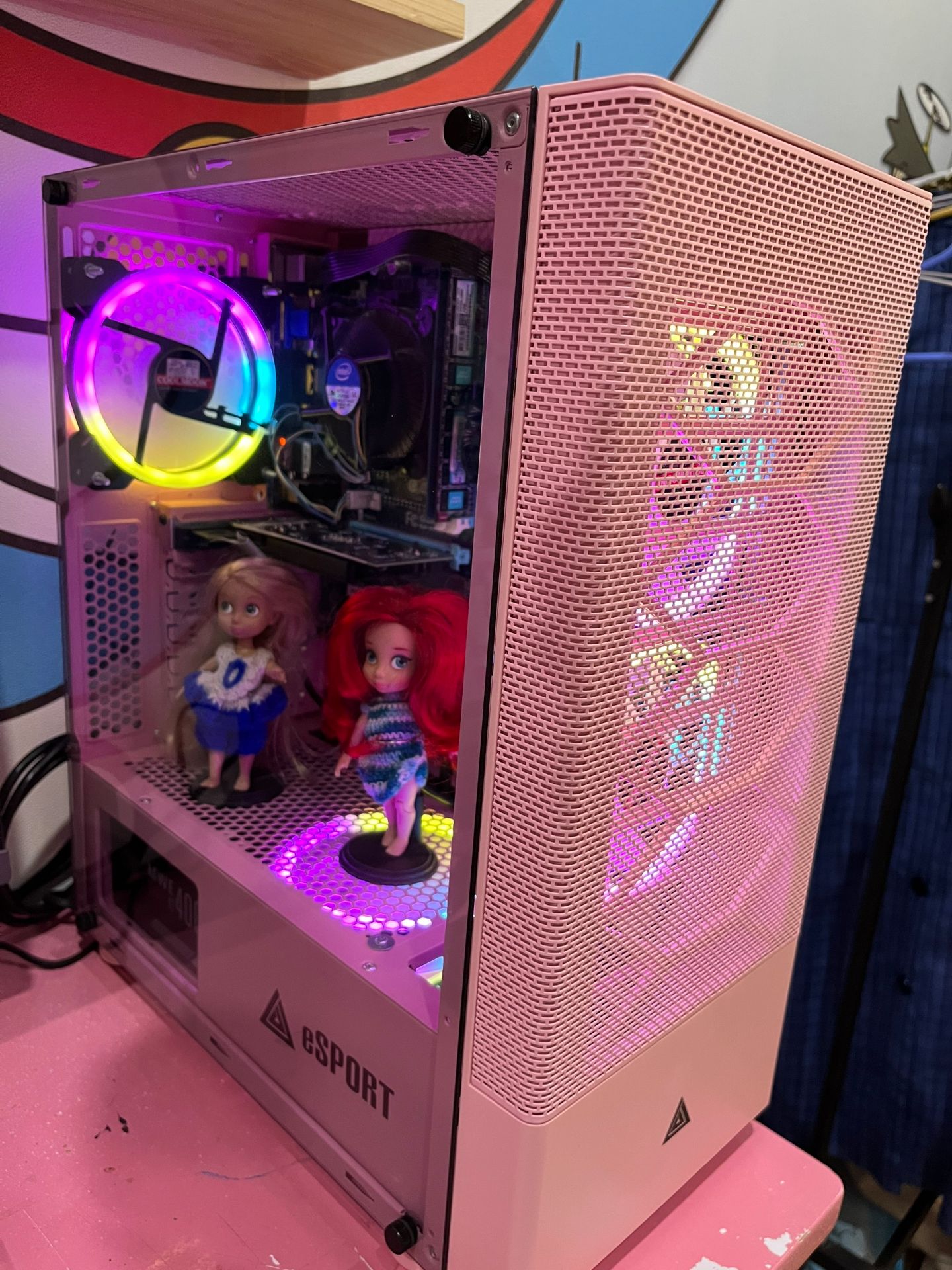 Đèn siêu đẹp luôn nha. Rất nét và sáng. Nhưng phải xài cái hub theo bộ, không cắm điện trực tiếp chân 4 pin được. Nếu máy cấu hình không cao thì không cần quạt nhiều, cắt bớt dây quạt đi cho đở tốn điện và đở ồn, để dây đèn để trang trí cho đẹp. Nói chung loại này đẹp tuyệt vời