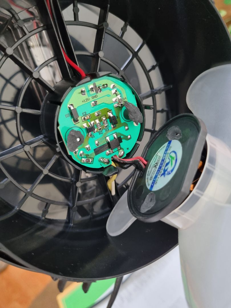 hàng  chính  hãng  nhưng  vận chuyển đóng gói kém.  lúc  dùng  không  thấy  quạt  chạy  mở  ra xưm  thì  quạt  bị  rơi  ra khỏi  phần  định vị  do  gãy  chân.có  thể  do  vận chuyển quăng  ném. gãy  ngầm  như  thế  không  biết có  đổi  lại  được không nữa