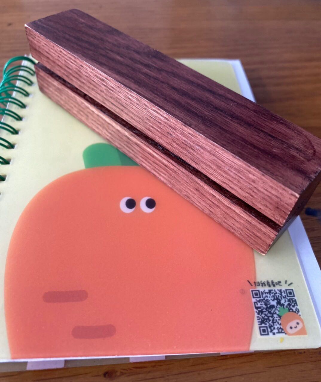 Đóng gói cẩn thận, giao hàng nhanh, gỗ cứng cáp, để thẻ chắc chắn. Màu vân gỗ lên đẹp, nhìn rất sang. Mình mua về để thẻ quán cà phê mà ai cũng khen đẹp hết