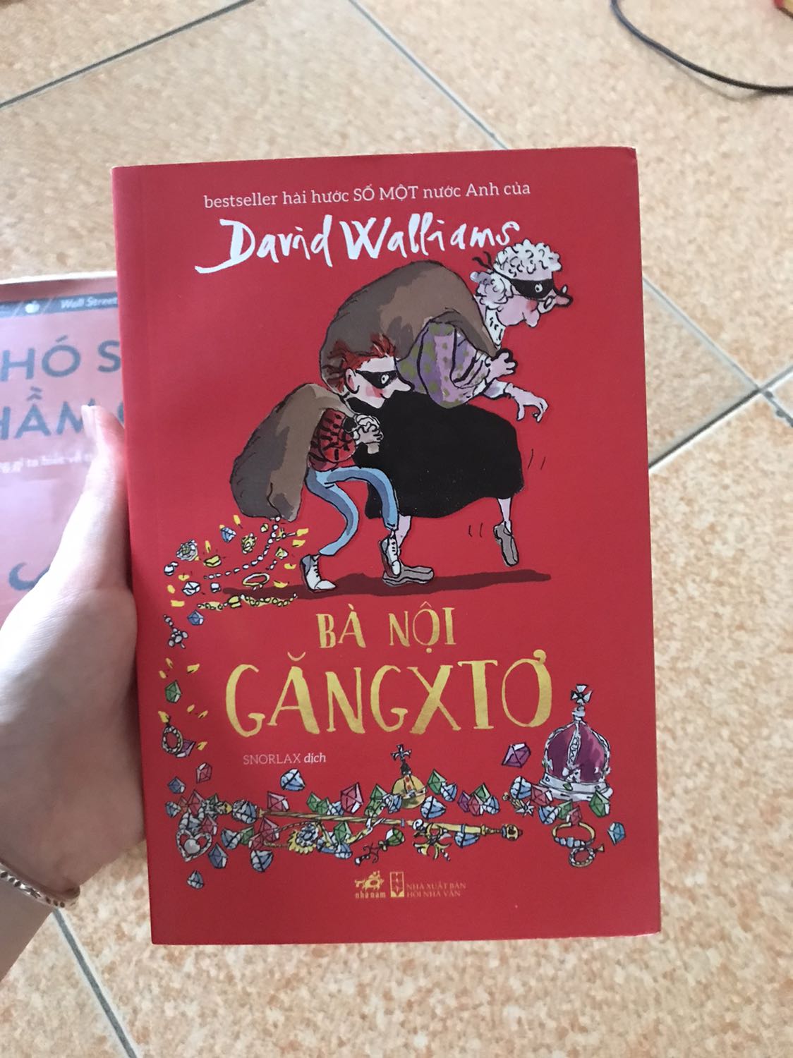 Cuốn sách hay và rất li kì . Đến đoạn cuối thì nhẹ nhàng và cảm xúc thiệt sự. Rất đáng đọc dù b ở bất kì độ tuổi nàooo 
Yah một buổi có ý nghĩa vô cùng 
Sách giao mùa covid nên bị giữ hàng , rất lâu mới nhận đc. Sách như một món quà cho bản thân trong những ngày covid đáng chán này z. Vô cùng highly recommend . Love all