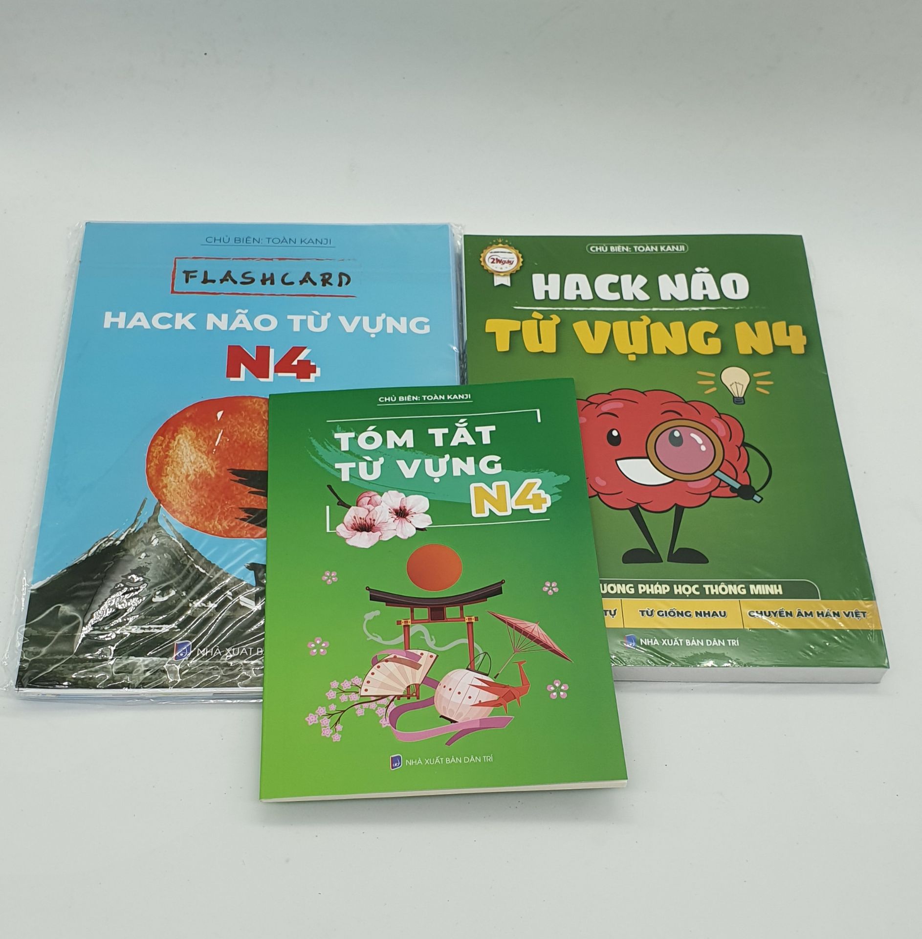 Giao hàng nhanh, đóng gói bằng hộp rất đẹp. Sách in màu có hướng dẫn cách học rất thú vị. Còn được tặng kèm thêm flashcard và cuốn tóm tắt từ vựng nữa. Rất yêu ??? Giao hàng nhanh, đóng gói bằng hộp rất đẹp. Sách in màu có hướng dẫn cách học rất thú vị. Còn được tặng kèm thêm flashcard và cuốn tóm tắt từ vựng nữa. Rất yêu ???