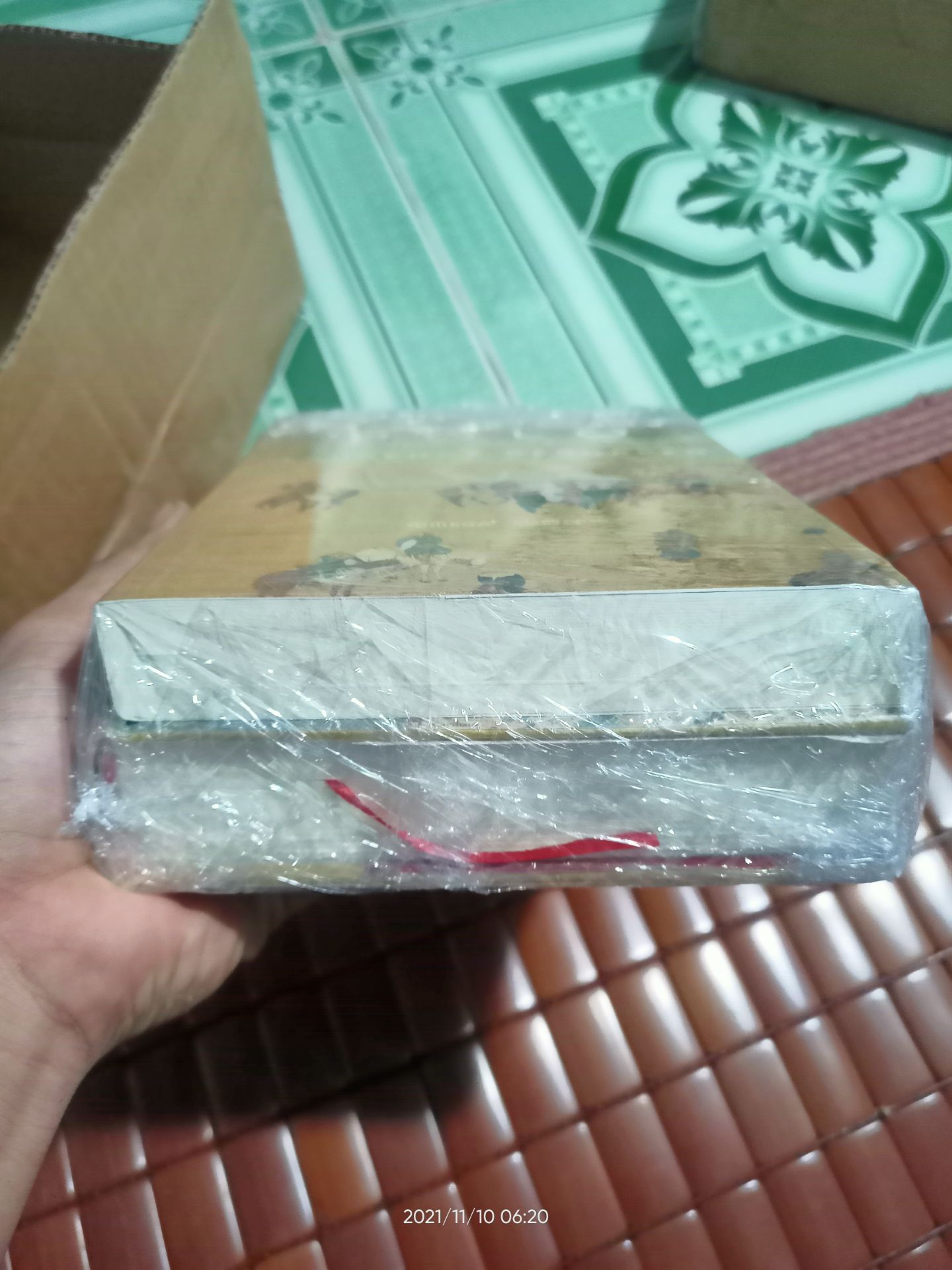 không đúng sản phẩm so với đăng tải trên Tiki. 
cụ thể là như trên Tiki thì kà Boxset Columbus vs Marco Polo Bìa Cứng. 

nhưng mua về khui ra thì chỉ có Columbus là bìa Cứng còn Marco Polo thì bìa mềm. chưa hết là không có hộp đựng 

yêu cầu trả hàng và hoàn lại tiền