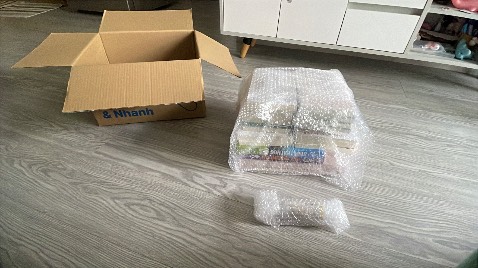 Tiki giao hàng rất nhanh và đóng gói kỹ càng, cẩn thận. Sách đẹp và thơm mùi mới. Tiki giao hàng rất nhanh và đóng gói kỹ càng, cẩn thận. Sách đẹp và thơm mùi mới.