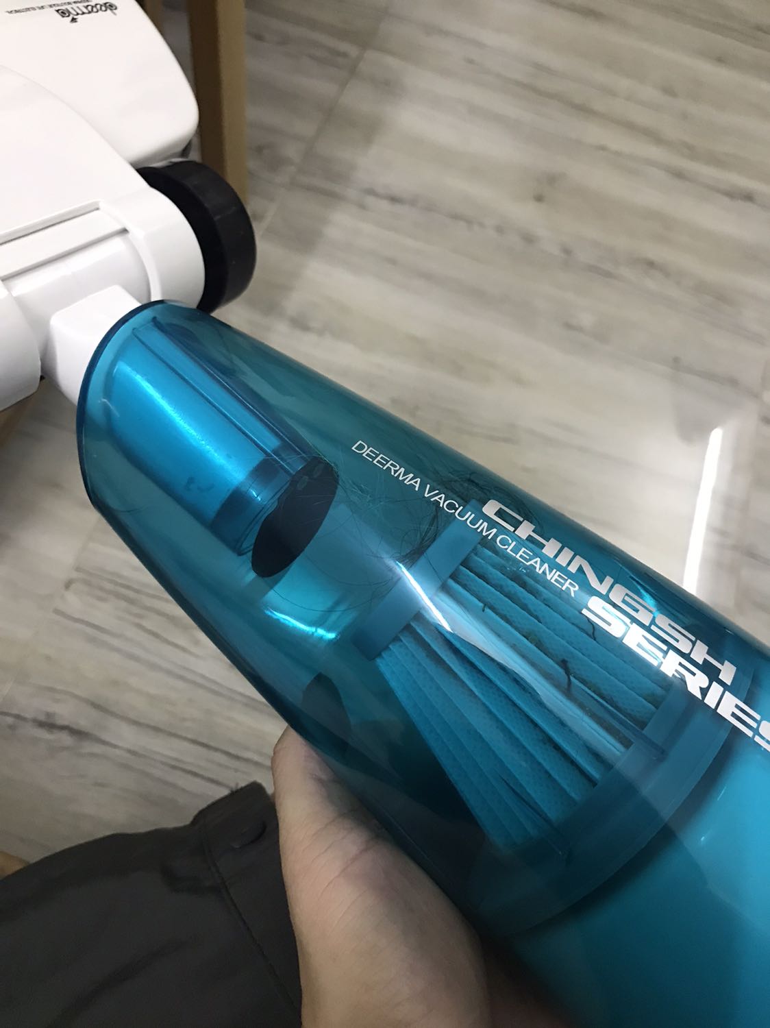 Ngày cuối năm dọn nhà quét mãi vẫn dặm chân. Túi tiền có hạn, vẫn định qua Tết mua 1 em robot lúc hầu bao rủng rỉnh. Nhưng dọn mệt quá thôi lại TikiNow em này. Mua giá sale 549k, kết quả thì hợp lý quá luôn, quét sáng giờ 5 -6 lần hút vẫn có tóc và lông pet, bonus mấy em kiến lạc đường. Nhàn hơn bao nhiêu, cũng nghĩ sẽ hoãn kế hoạch mua Robot hút lại vì em này cũng ok mà. Tiếng ko ồn so với dòng hút nói chung, cũng nhẹ, cầm đưa qua lại tiện, dây dài 5m. Ai chưa dọn kịp phòng mua 1 em TikiNow nhé. Shipper thân thiện đúng giờ, cuối năm các bạn hàng hoá chồng chất trên xe thấy thương quá, nhỡ có chậm hay có phát sinh gì mình nghĩ mọi người thông cảm nhé.