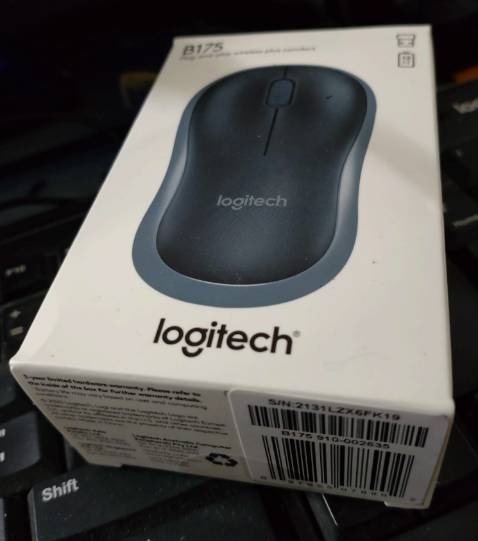 Nội dung giới thiệu sản phẩm và hình ảnh trên vỏ hộp đều ghi "Logitech"; nhưng nhãn mác trên sản phảm giao cho khách in nhãn "Logi" (mời xem ảnh đính kèm). 

Khi sử dụng, thấy rõ chất lượng sản phẩm kém, không phải hàng chính hãng.