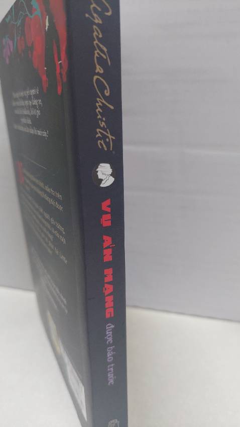 Trong “Cái chết được báo trước “ sự lẫn lộn giữa chân và ngụy thật sự đã đem lại nhiều khó khăn cho cảnh sát. Cuối cùng thì bà lão Marple, thám tử bất đắc dĩ, bằng sự suy nghĩ thấu đáo, phương pháp tư duy rành mạch của mình đã bóc trần những mánh khóe tinh vi của hung thủ. 
Khi mà trinh thám hiện đại đi những bước rất xa về hình thức kể truyện, bối cảnh xã hội thì tác phẩm của Agatha bất kỳ lúc nào vẫn xứng đáng là kinh điển ở thể loại này.