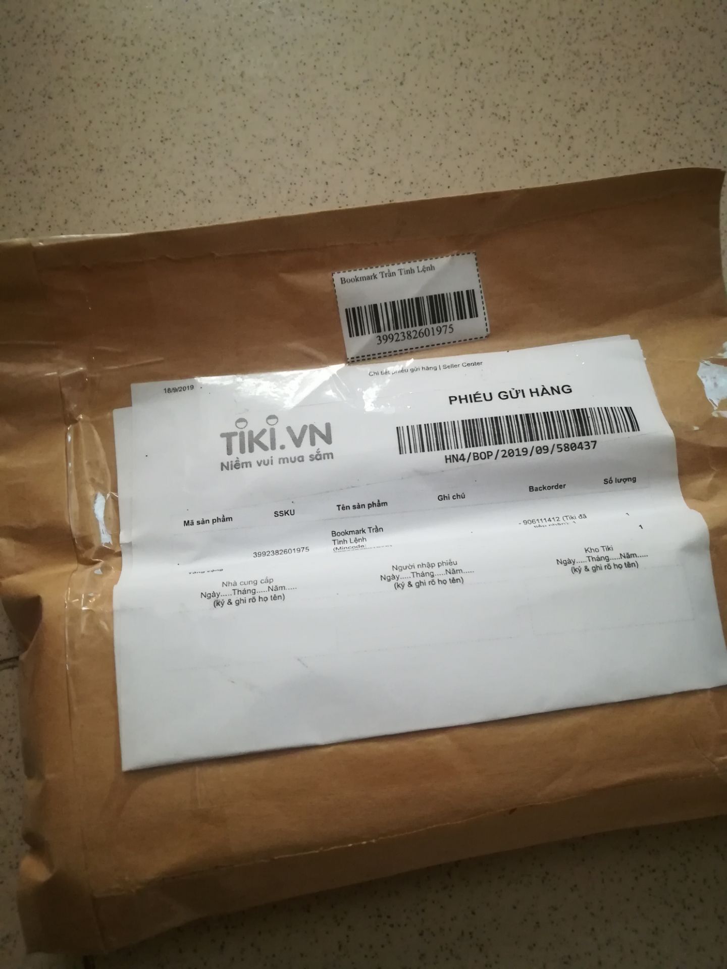 chẹp, đặt hàng đúng mẫu nhưng mà bị dính vào nhau làm rách mất mấy cái bookmark, xót xa thực sự. cũng không có hình đẹp, hơi thất vọng