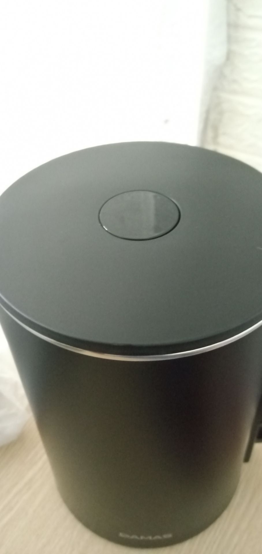 Hàng đắt tiền nên khi mua cũng đắn đo, nhận hàng về rồi mới thấy nó đáng cái đồng tiền 👍 Con này còn đẹp hơn mấy con của locknlock. Inox chuẩn 304 sáng loáng rất đẹp và sạch. Miệng rót của ấm thiết kế rất mượt và tinh xảo, còn có miếng lọc trước miệng ấm nữa. Về màu đen này là đen nhám nha mọi người, sờ rất sướng tay và sang, nói chung là mùi tiền. Một con sản phẩm khá đáng mua trong tầm phân khúc cao nhé mng 👍 Shop bảo hành 12 tháng nên khá là ok luôn
Mình trải nghiệm một thời gian thấy rất đáng đồng tiền hạt gạo luôn ý