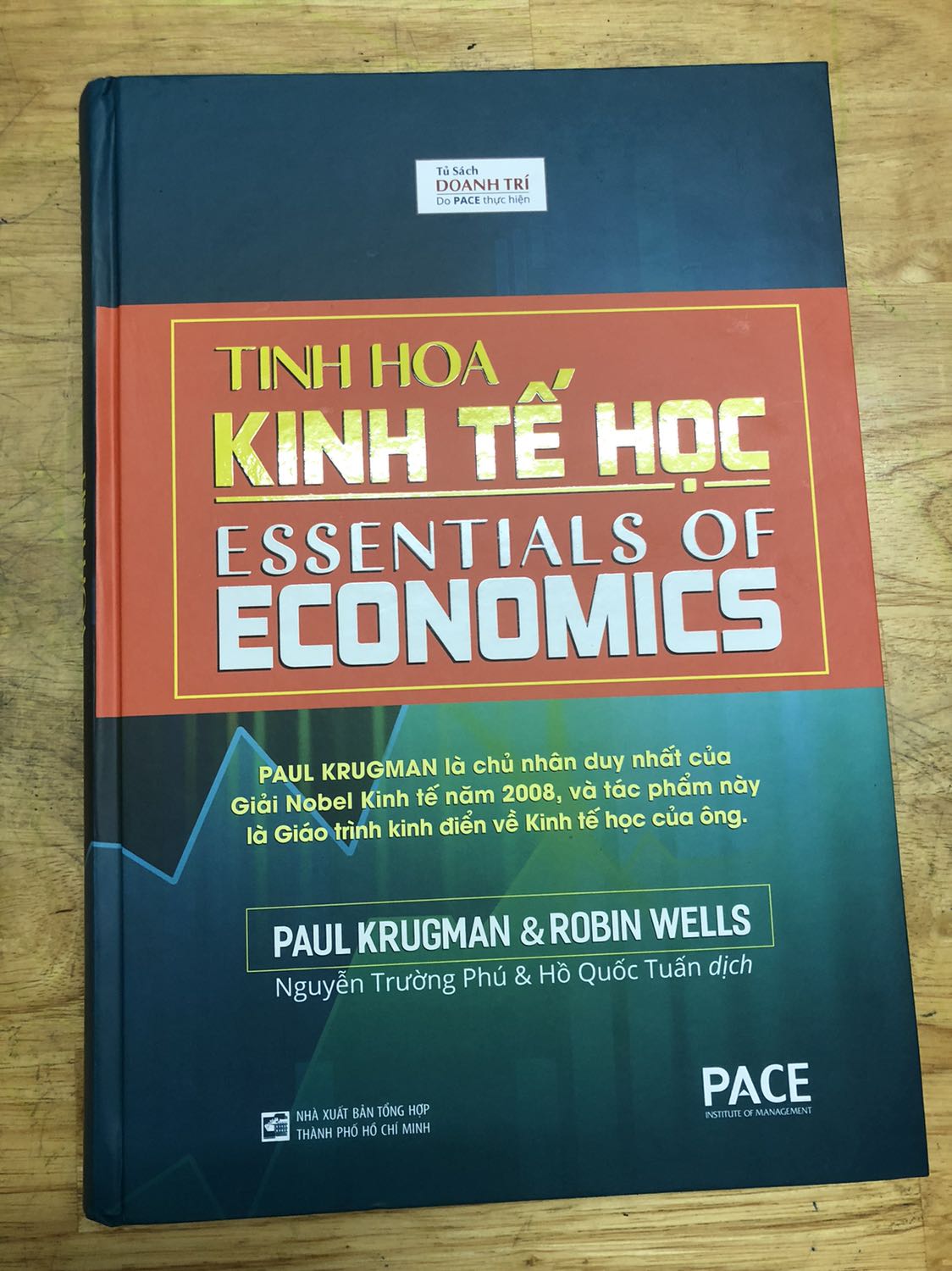 Sách bìa cứng, giấy bóng hơi loá một chút nhưng đọc vẫn ok. Quan trọng nhất là nội dung kiến thức rất giá trị cho người muốn tìm hiểu sâu hơn về đầu tư như mình. Tiki giao hàng nhanh mặc dù là chọn giao hàng tiết kiệm. Sách bìa cứng, giấy bóng hơi loá một chút nhưng đọc vẫn ok. Quan trọng nhất là nội dung kiến thức rất giá trị cho người muốn tìm hiểu sâu hơn về đầu tư như mình. Tiki giao hàng nhanh mặc dù là chọn giao hàng tiết kiệm.
