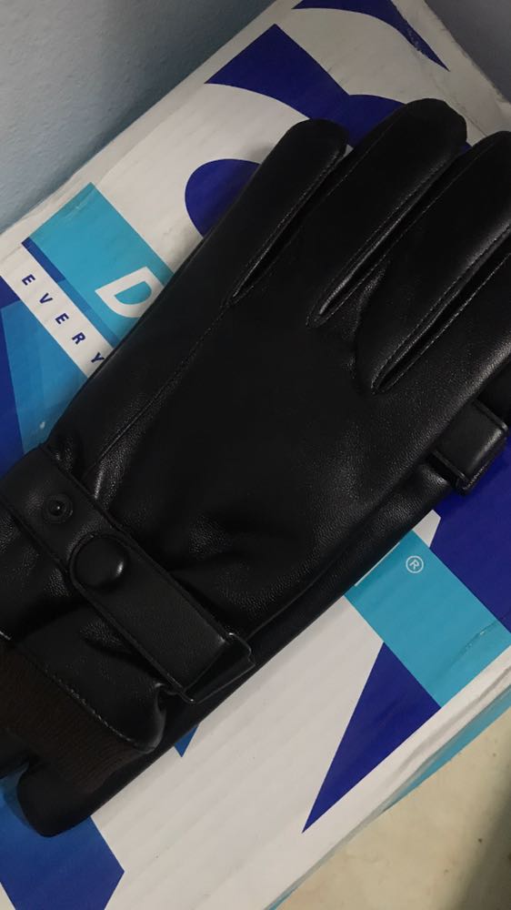Găng tay da ấm áp. Mua về đúng đợt rét đầu mùa dùng thích ghê. Đi mưa khá ổn không sao cả. Lớp lông bên trong làm găng tay mềm mại dễ chịu. Da co giãn tốt đeo cũng rất thoải mái nữa ý. Sản phẩm tốt đánh giá 5 sao. Cảm ơn shop và tiki