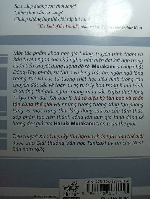 Một tác phẩm khoa học giả tưởng, truyện trinh thám và bản tuyên ngôn của chủ nghĩa hậu hiện đại kết hợp trong cuốn tiểu thuyết dung lượng đồ sộ. Murakami đã hợp nhất Đông – Tây, bi – hài, sự thờ ơ và lòng trắc ẩn, ngôn ngữ lóng thông tục và các tư tưởng triết học siêu hình trong câu chuyện đặc sắc về toán sư 35 tuổi li hôn trong hành trình đi xuống thế giới ngầm mang màu sắc Kafka dưới lòng Tokyo hiện đại. Kết quả là Xứ sở diệu kỳ tàn bạo và chốn tận cùng thế giới với những tưởng tượng sáng tạo phóng túng và một trạng thái lắng đọng sâu xa của tâm thức, góp phần tạo nên thành công lớn làm gia tăng đáng kể lượng độc giả của Haruki Murakami trên toàn thế giới.