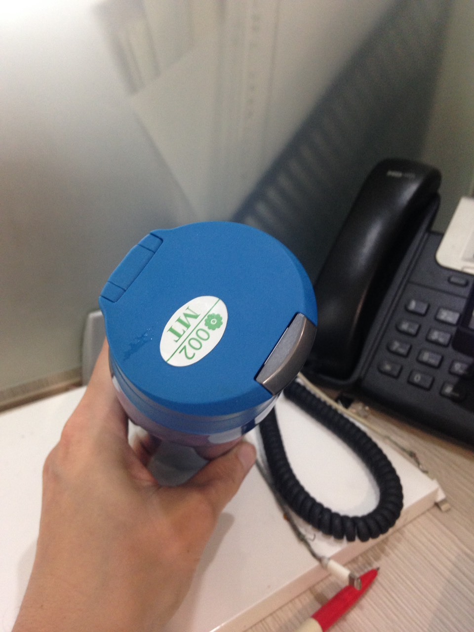 mua 1 cái 0.6L màu đen rồi dùng rất thích vậy là mua cái nữa cho nhỏ ở nhà 0,5L màu xanh. mình cảm nhận bên ngoài (láng bóng mịn) đẹp hơn cái màu đen (nhám mờ) và nhỏ gọn hơn, khả năng giữ nhiệt tốt, mua đúng đợ sale nên giảm được thêm 50k thk shop