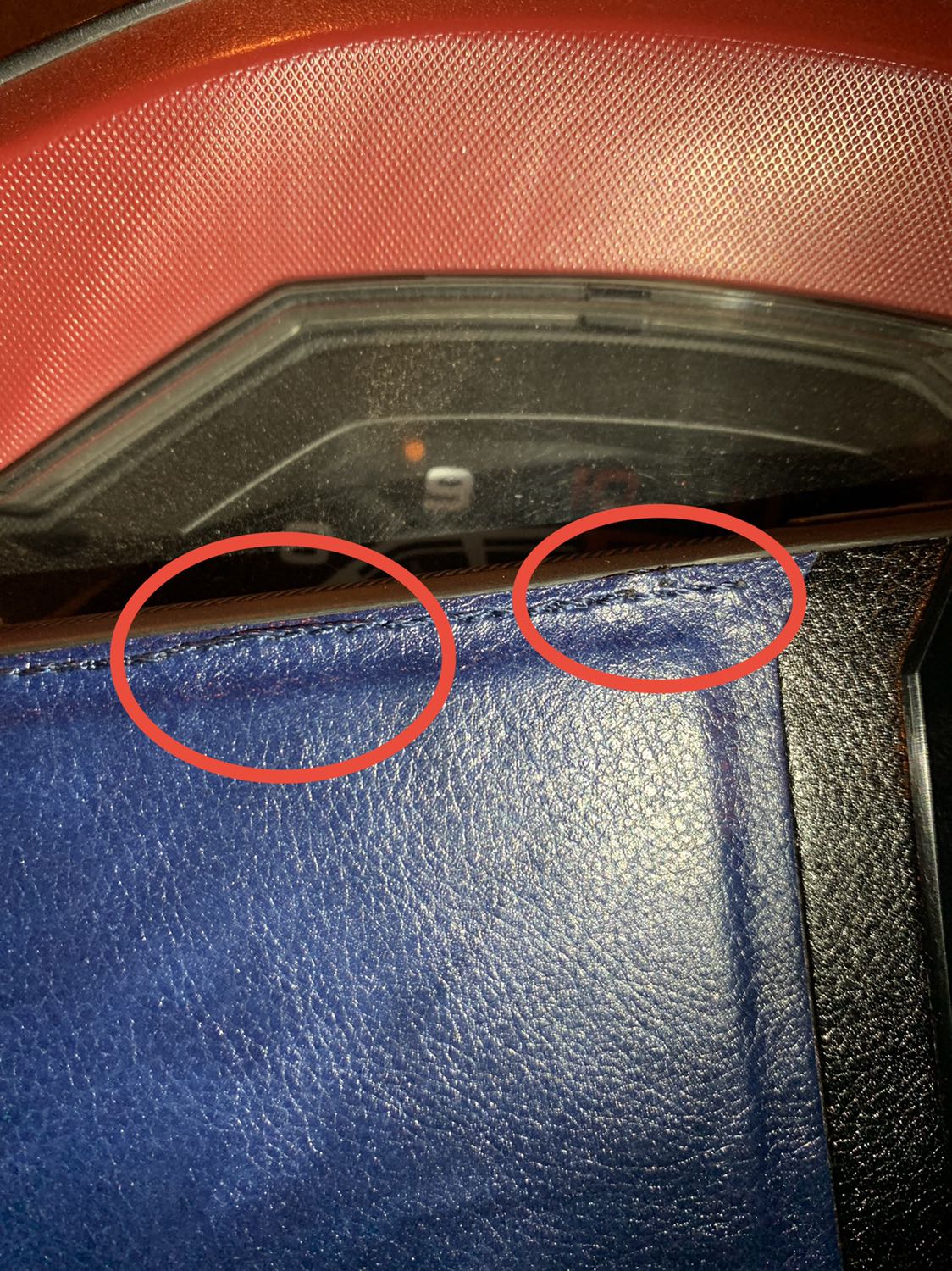 Đường may bị lỗi ở 2 điểm mình khoanh đỏ. Shop tiến hành đổi cho mình được không?